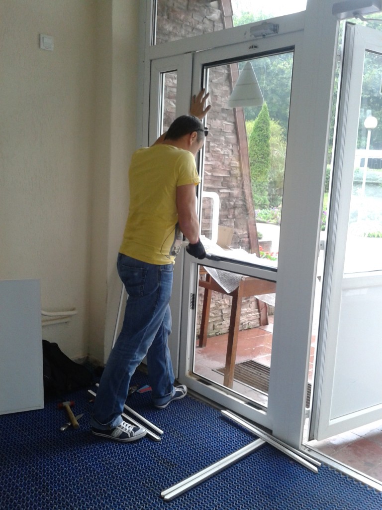 Мастер выполняет ремонт окна